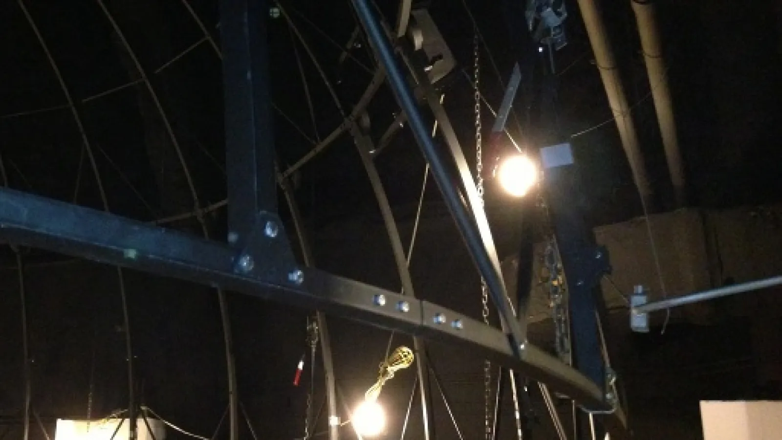 The skeleton of the dome hanging from the ceiling