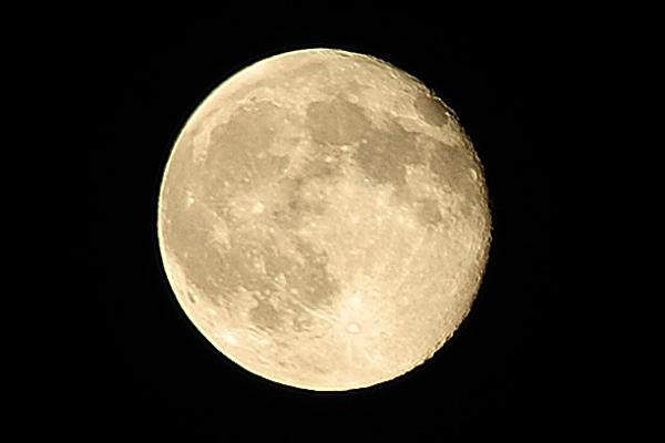 Full Moon picture taken by wikipedia user gnuckx