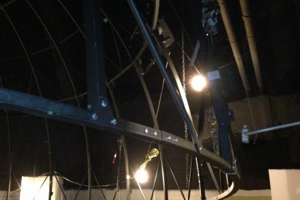 The skeleton of the dome hanging from the ceiling